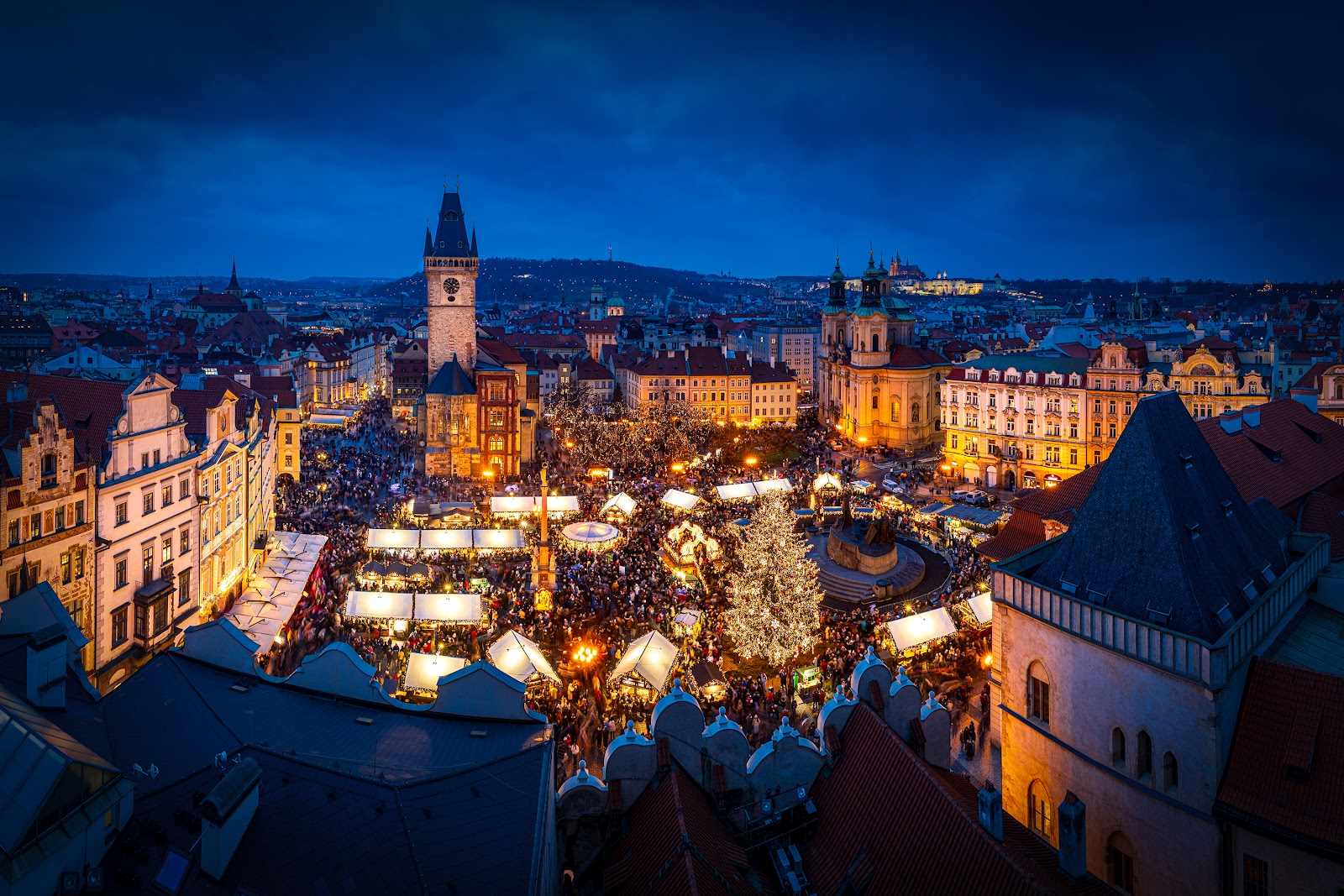 Der Altstädter Ring von oben am Abend, beleuchtete Marktstände zwischen den Dächern der Altstadt.