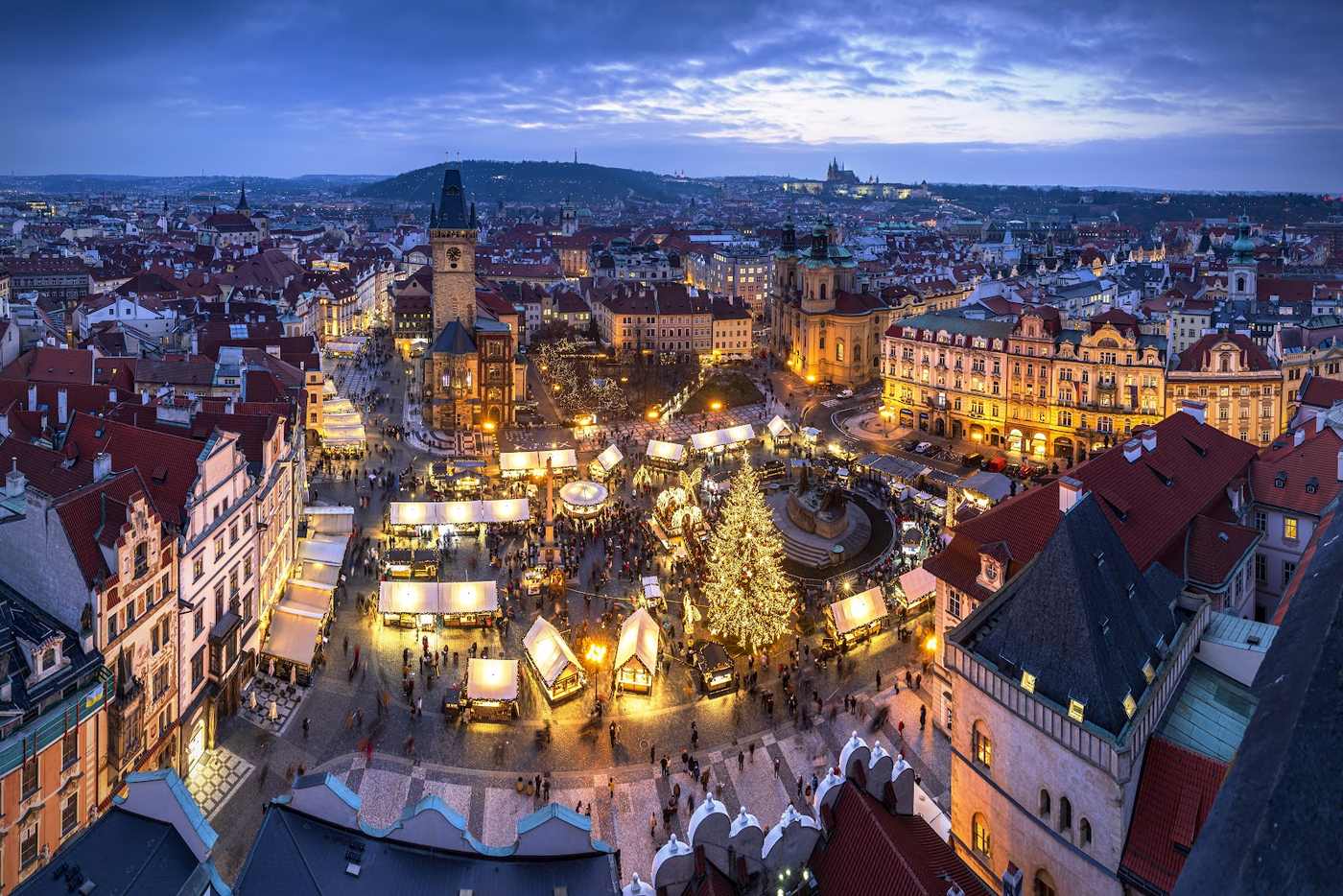Weiter Abendblick über die Dächer der Altstadt zum Weihnachtsmarkt auf dem Altstädter Ring.