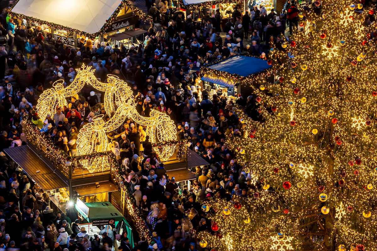Weihnachtsbaum und beleuchtete Bögen über dem Markt auf dem Altstädter Ring, von oben gesehen.